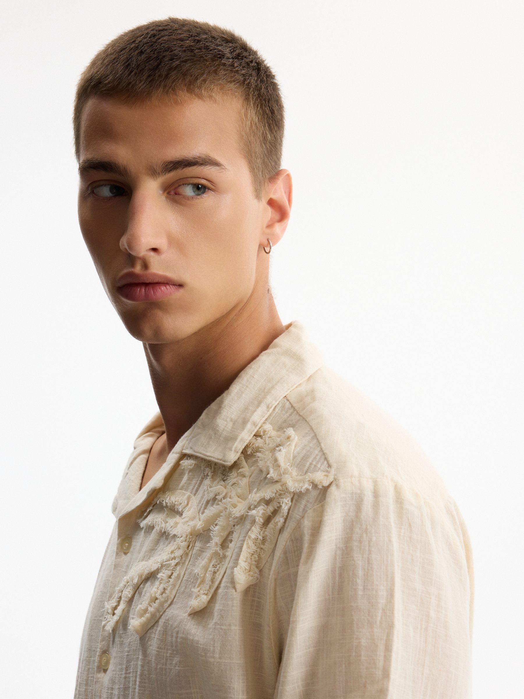 Camisa bordada flores oversized crua vista meia frontal