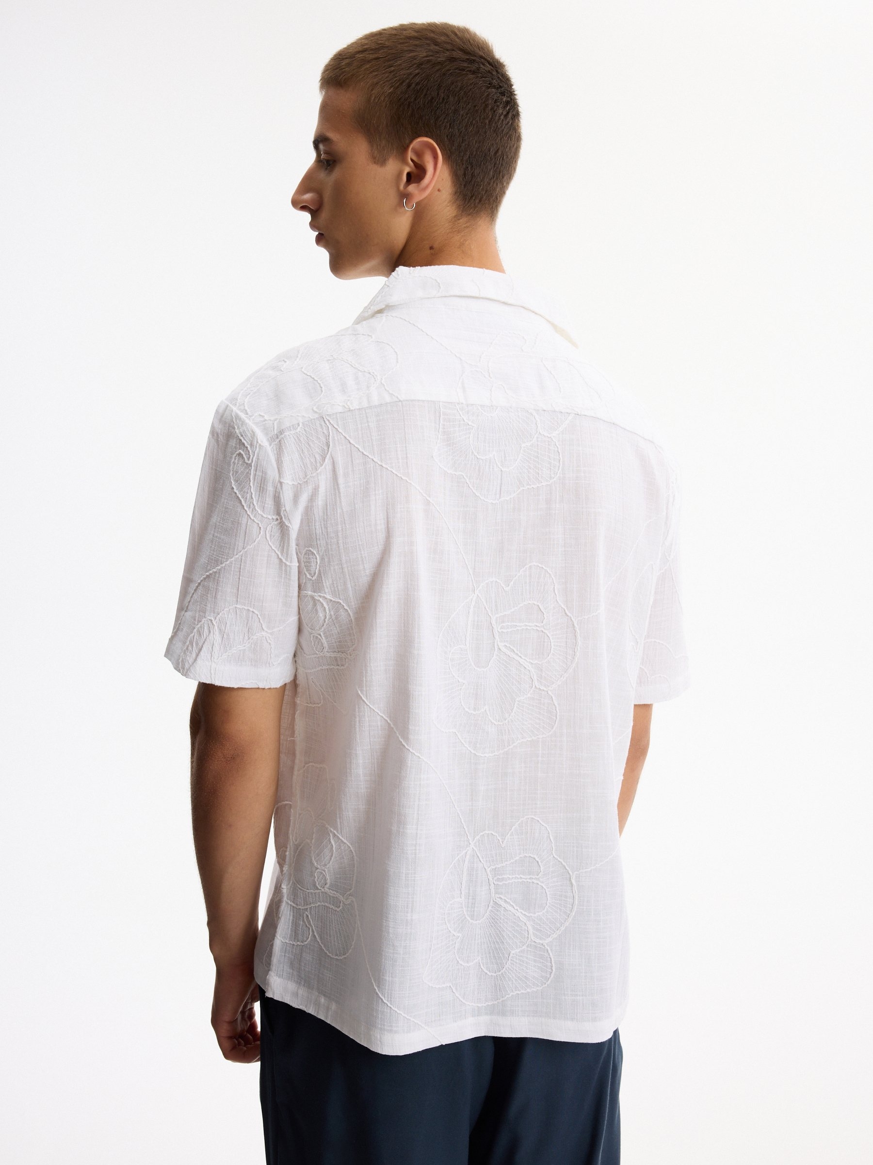 Camisa bordado flores oversize blanco vista media frontal