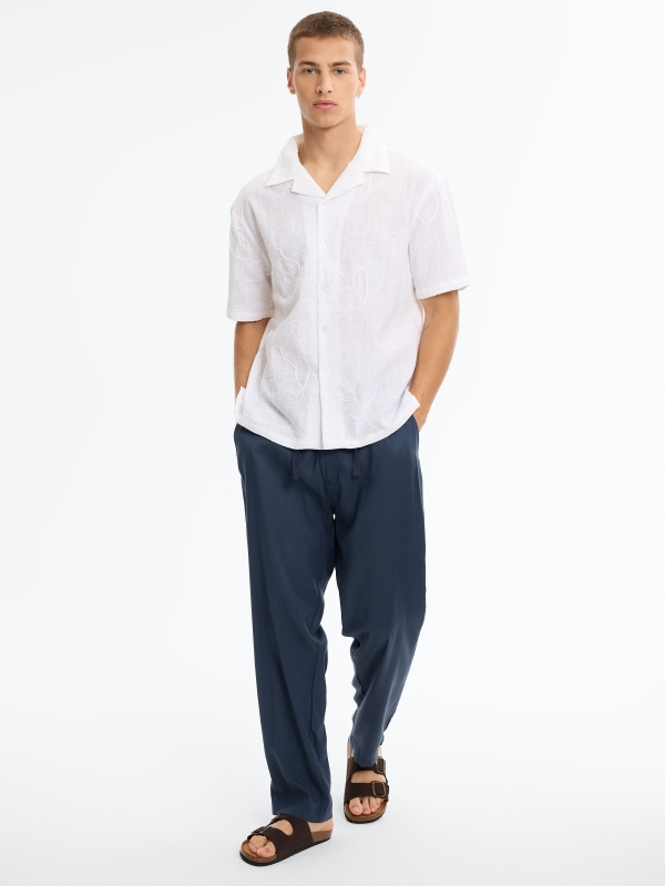 Camisa bordada com flores oversized branco vista geral frontal
