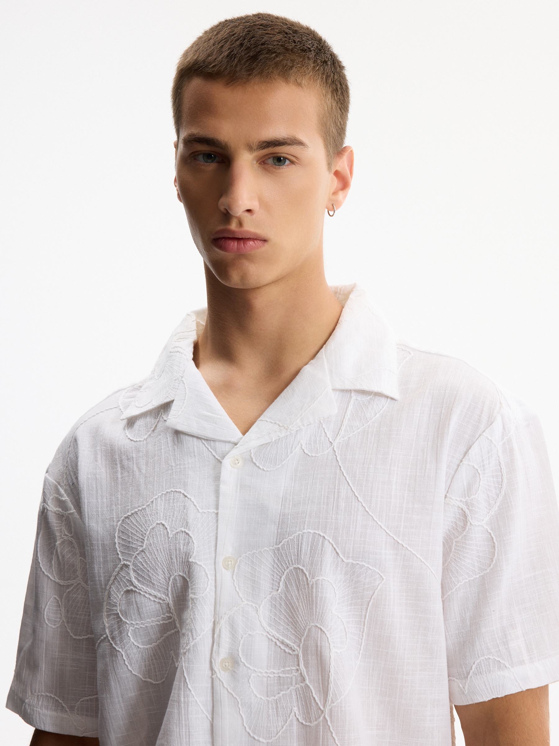 Oversized floral embroidered shirt white middle front view