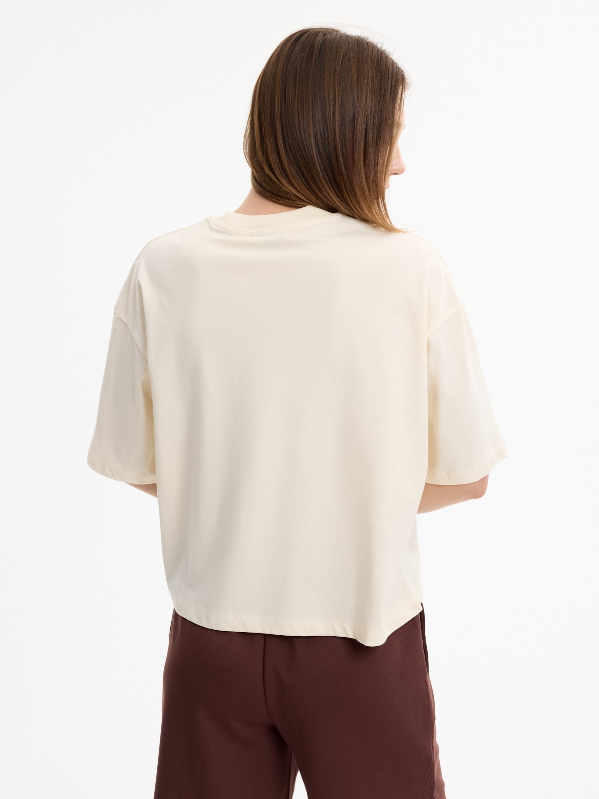 Camiseta cuello redondo crudo vista media trasera