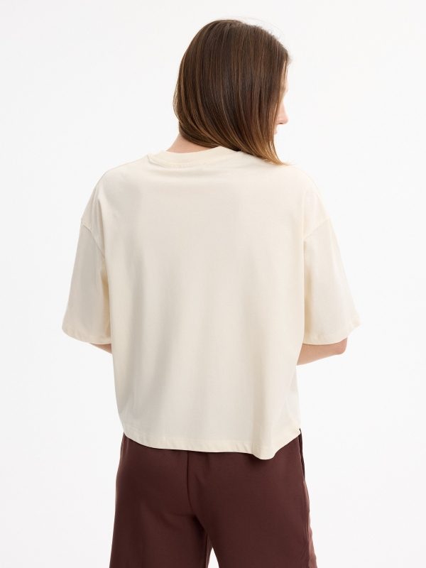 Camiseta cuello redondo crudo vista media trasera