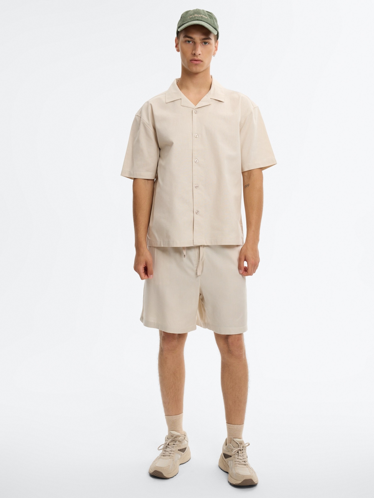 Bermuda jogger lino con cordones crudo vista media frontal