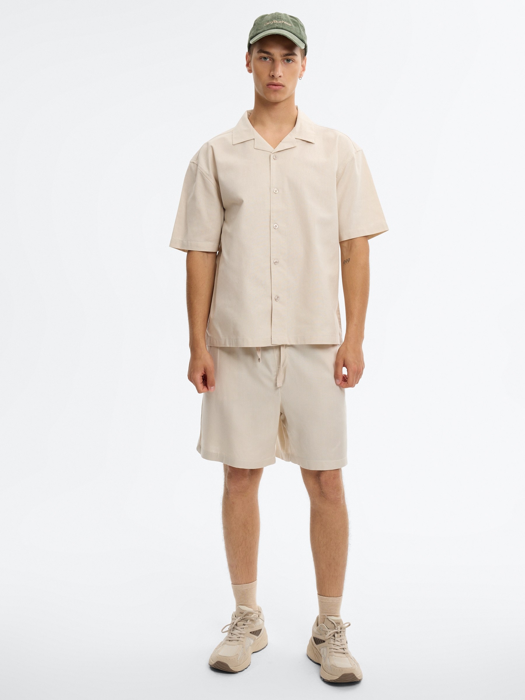 Bermuda jogger de linho com cordões crua vista frontal