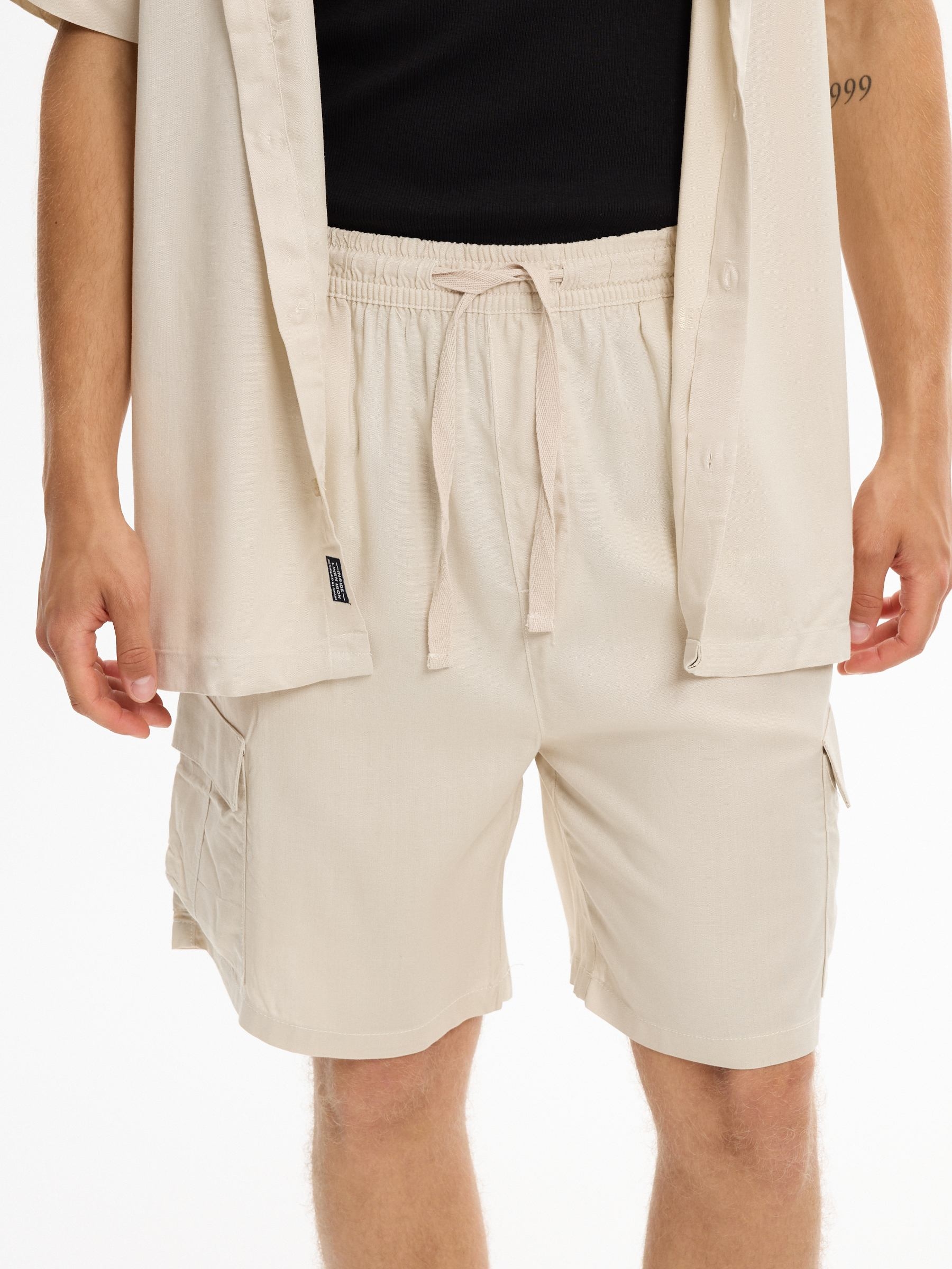 Bermuda cargo jogger crua vista meia frontal