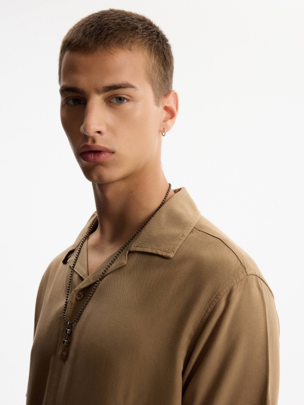Linen resort shirt beige detail view