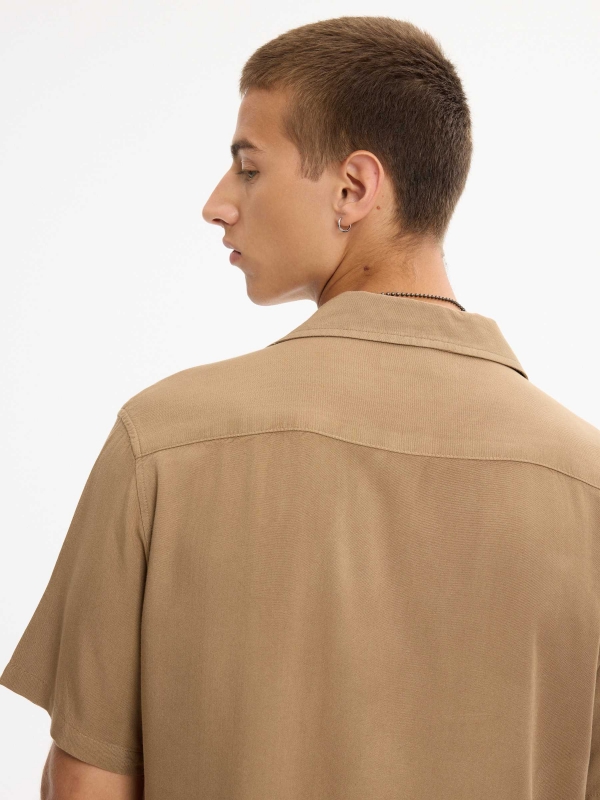 Camisa de linho resort bege vista detalhe