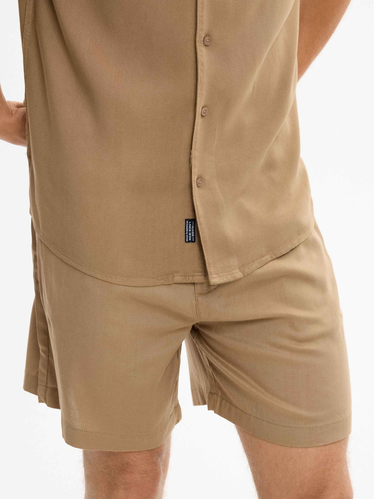 Bermuda chino de cintura alta bege vista meia traseira