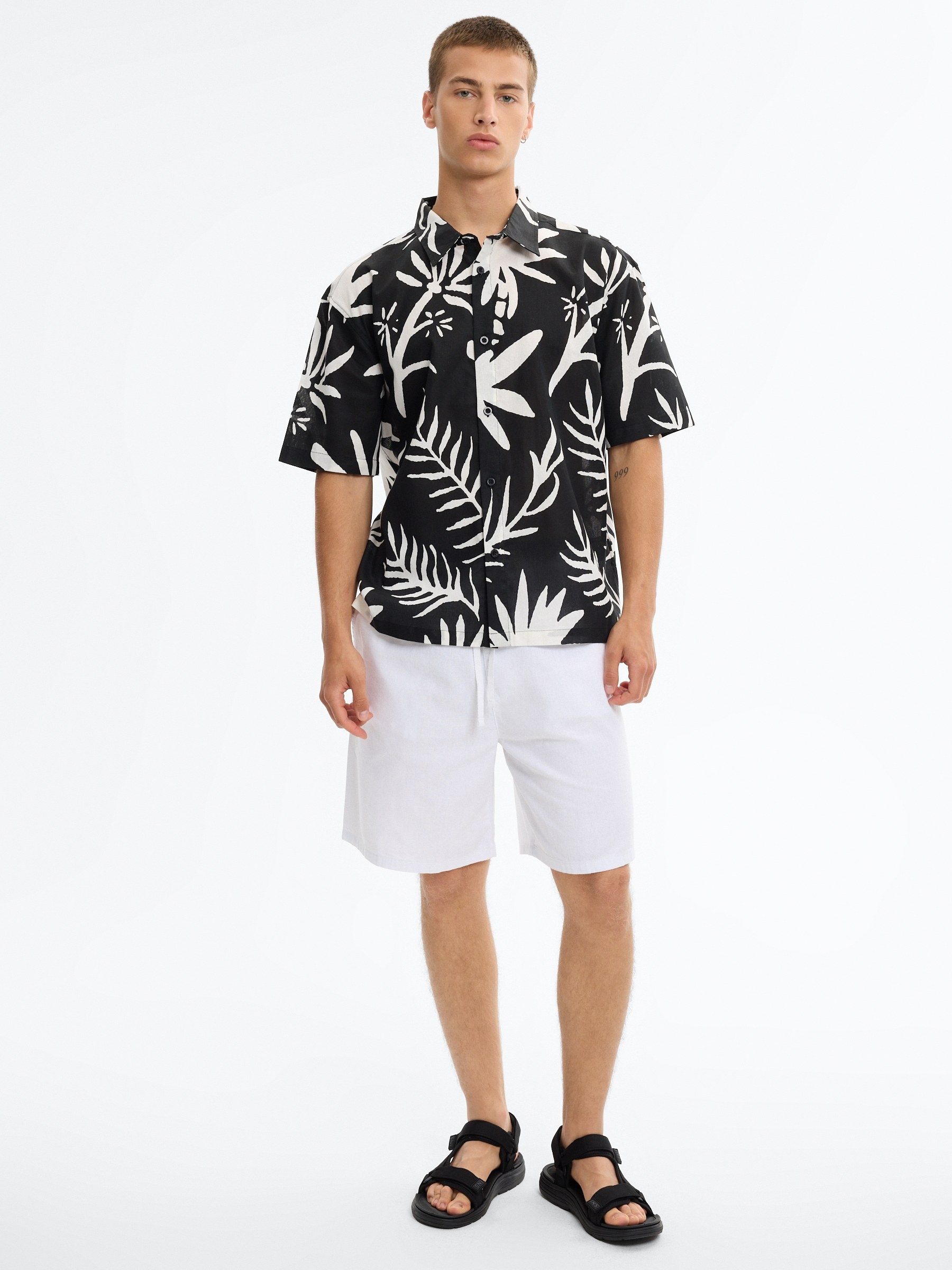 Bermuda cargo jogger de linho branco vista meia frontal