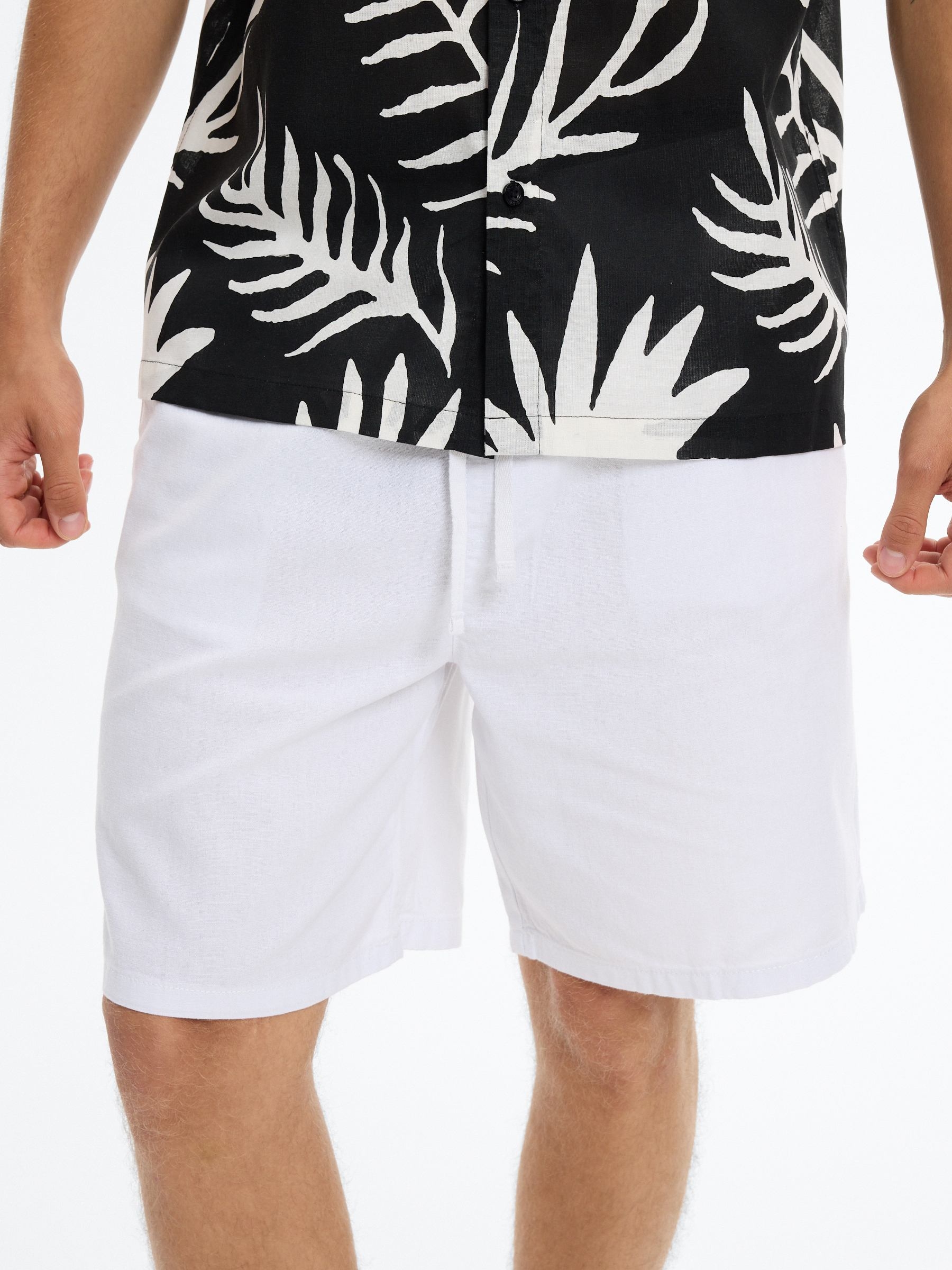 Bermuda cargo jogger de linho branco vista meia frontal
