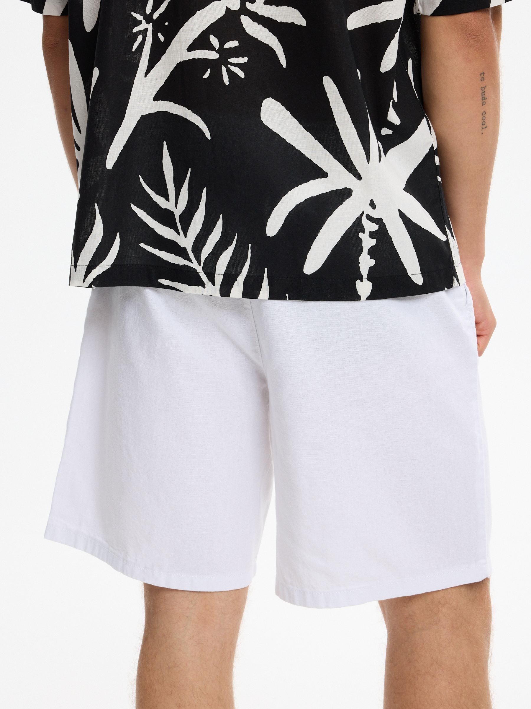 Bermuda cargo jogger de linho branco vista meia frontal