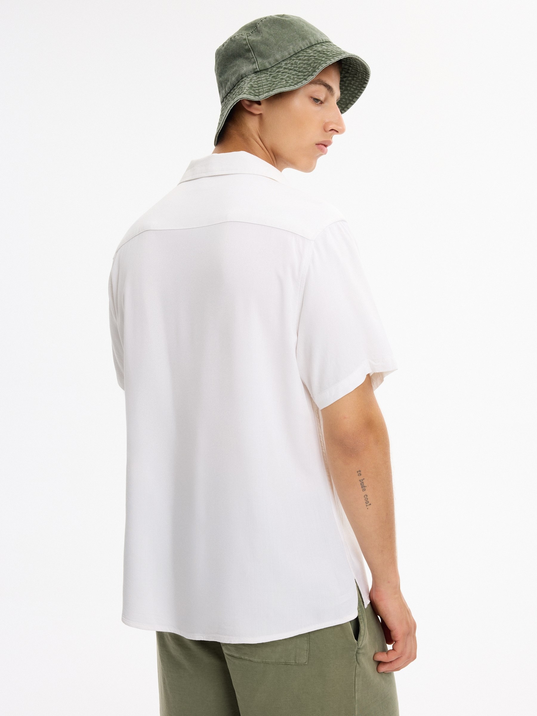 Camisa de linho resort crua vista meia frontal