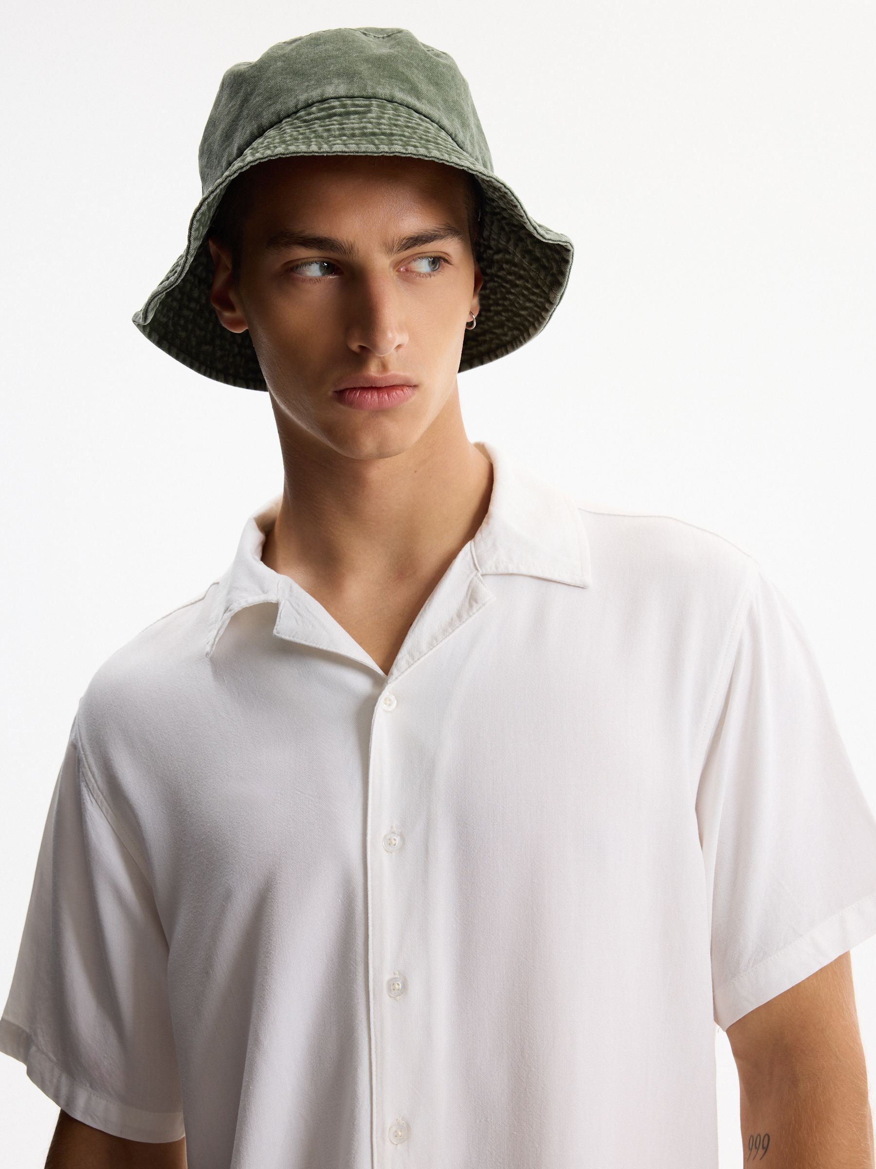 Camisa lino resort crudo vista media frontal
