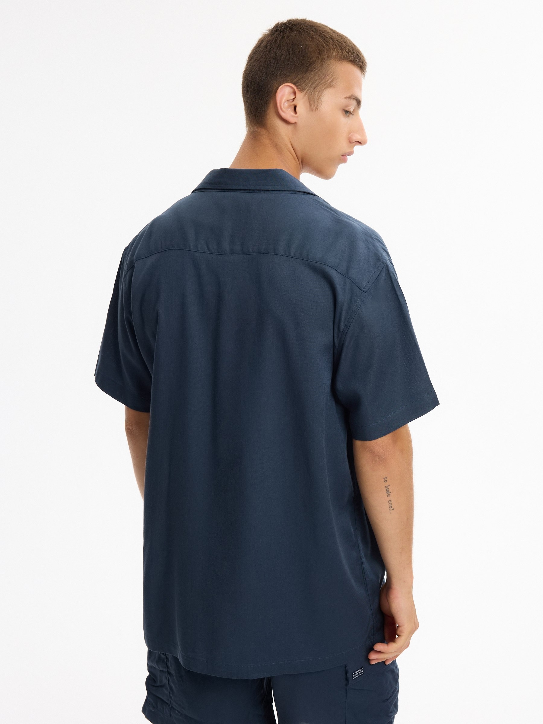 Short-sleeve linen shirt navy middle front view