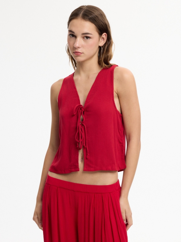 Blusa bambula con lazos carmín vista media frontal
