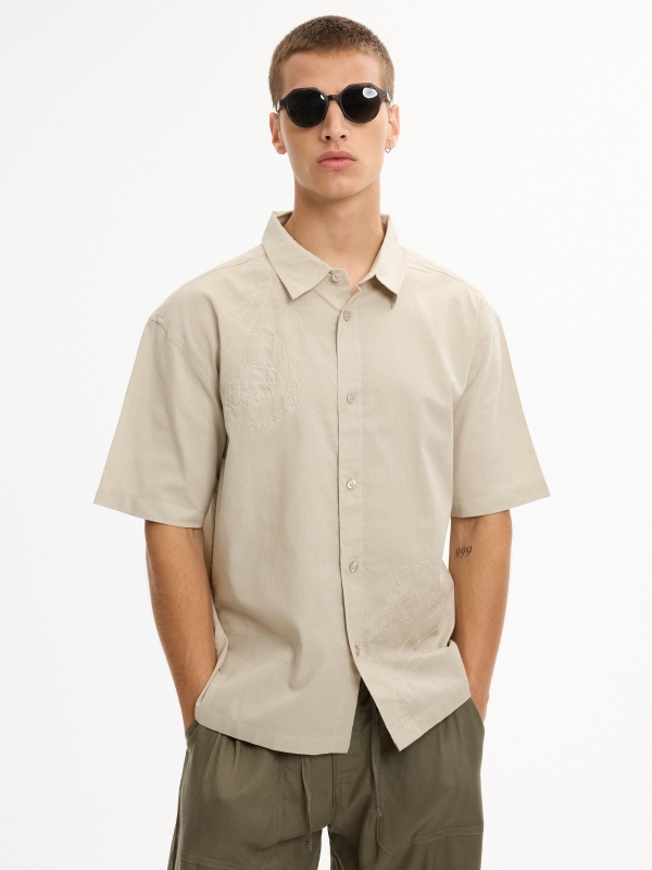 Camisa bordado floral oversize crudo vista media frontal