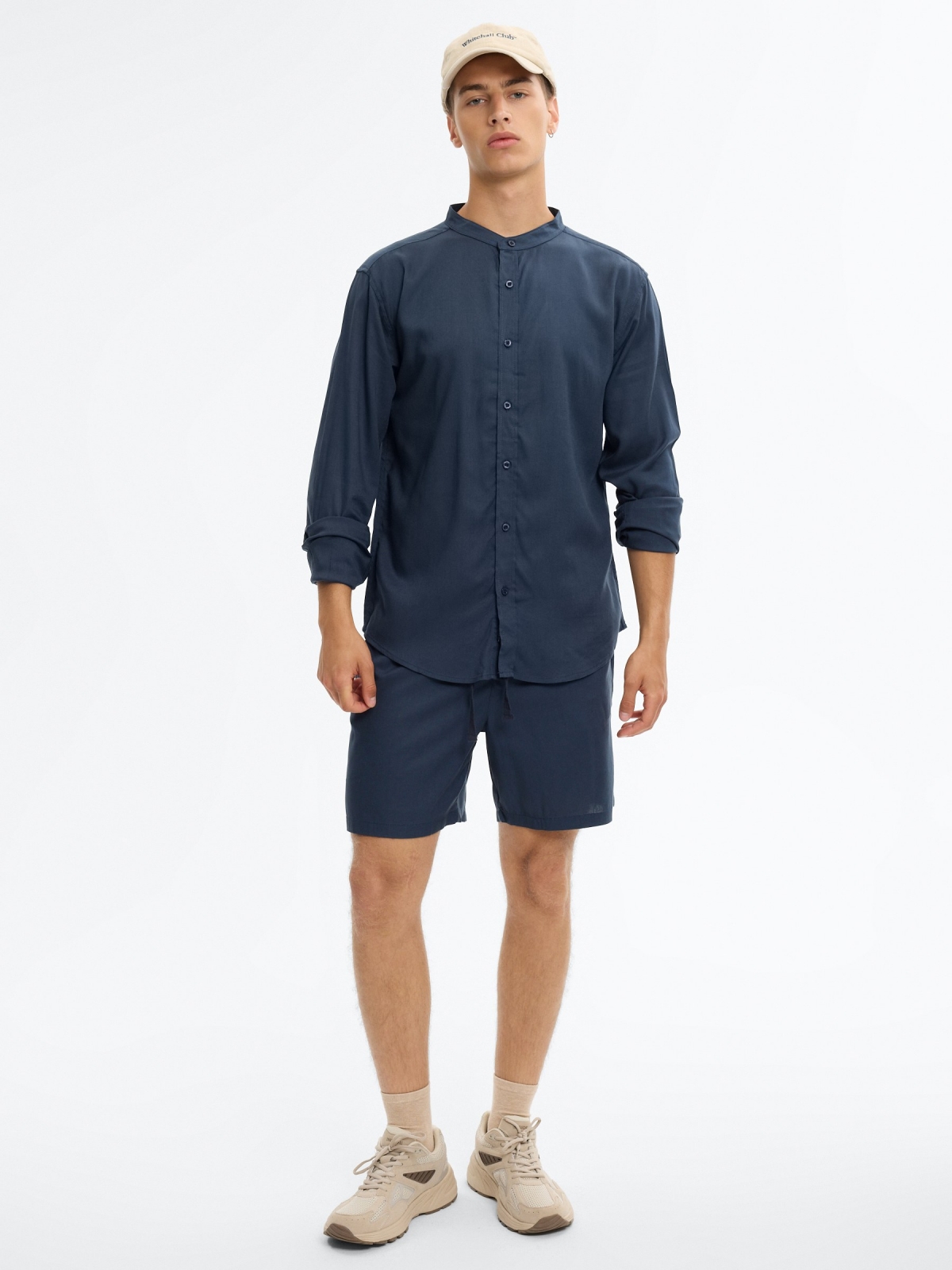 Bermuda jogger de linho com cordões azul marinho vista meia frontal