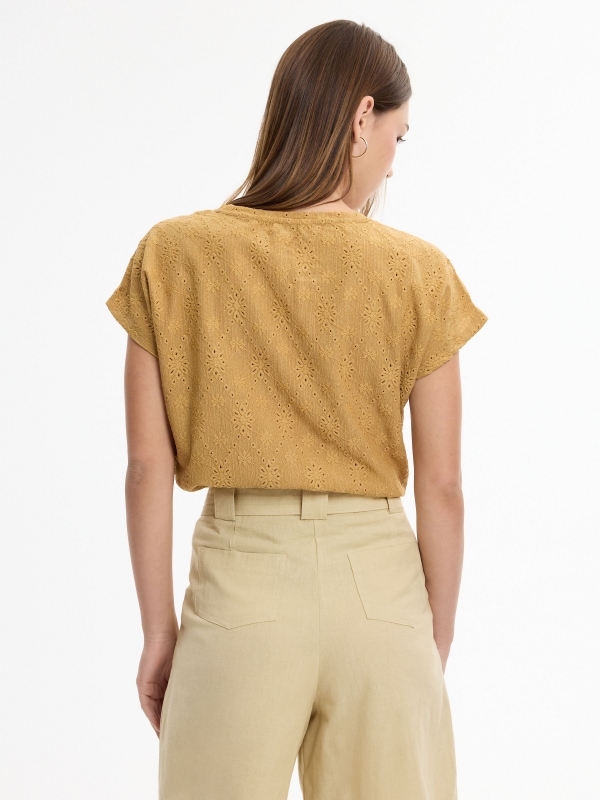 Camiseta bordado suizo textura ámbar vista media trasera