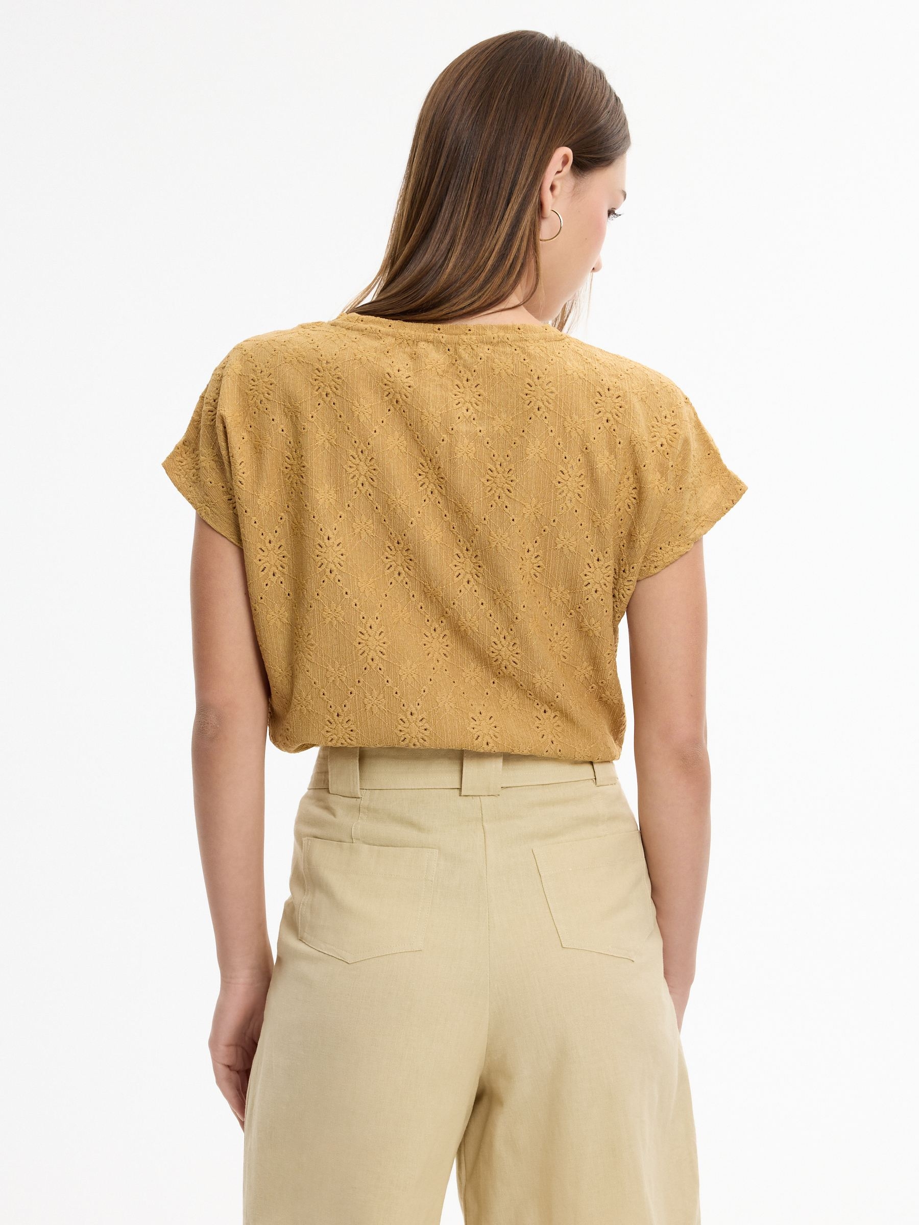 Camiseta bordado suizo textura ámbar vista media frontal