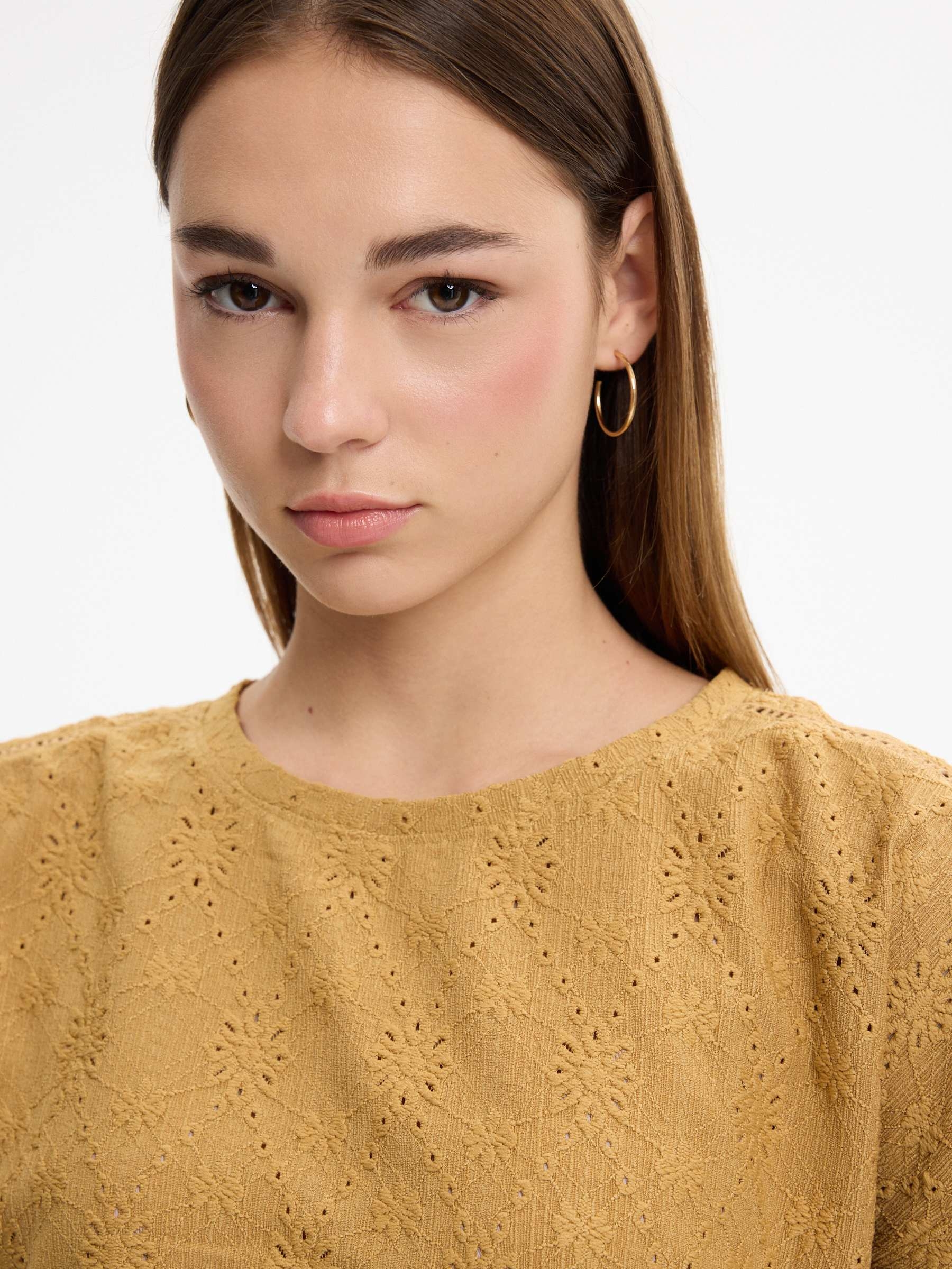Camiseta bordada em textura suíça âmbar vista meia frontal