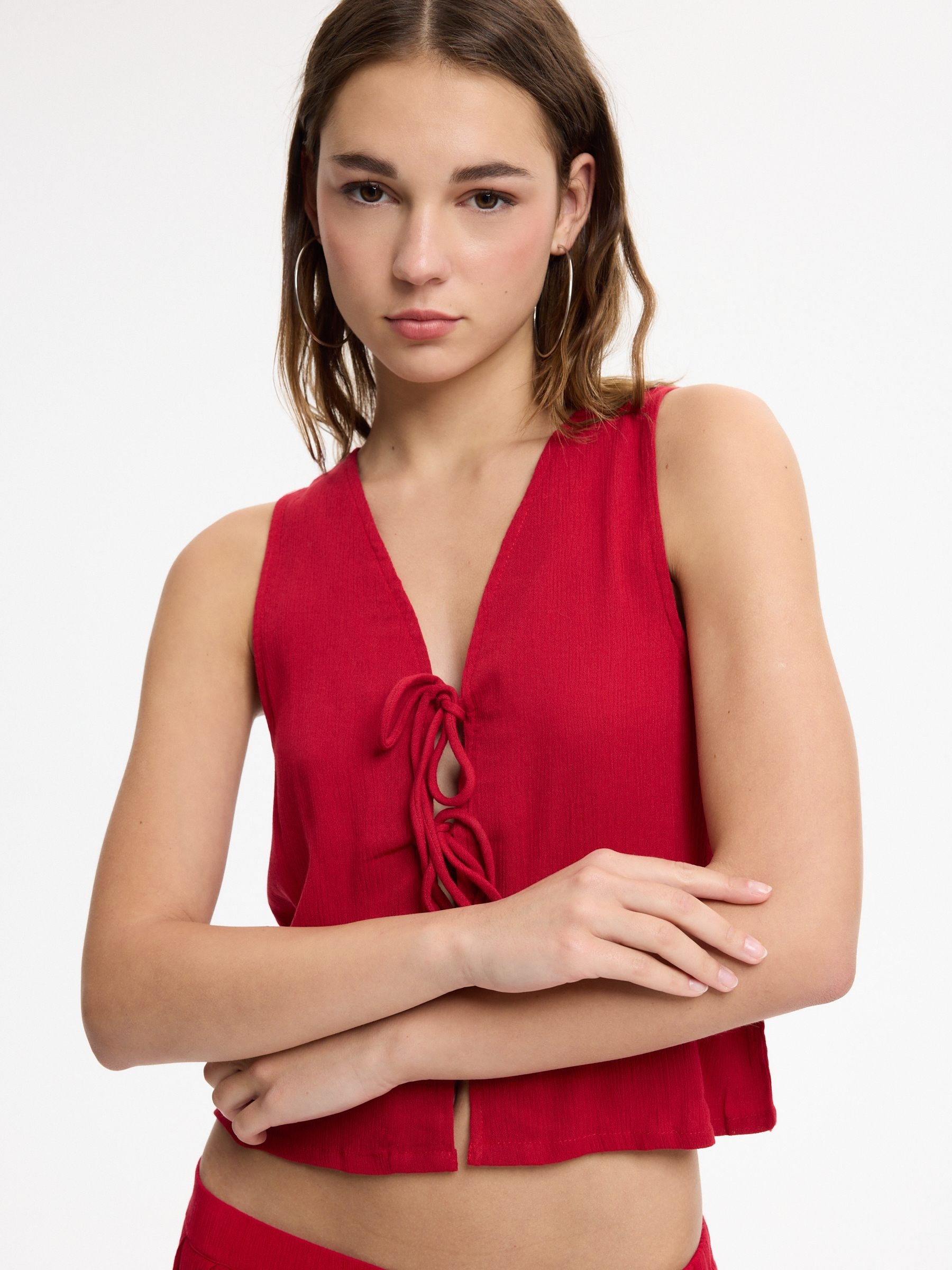 Blusa bambula con lazos carmín vista media frontal