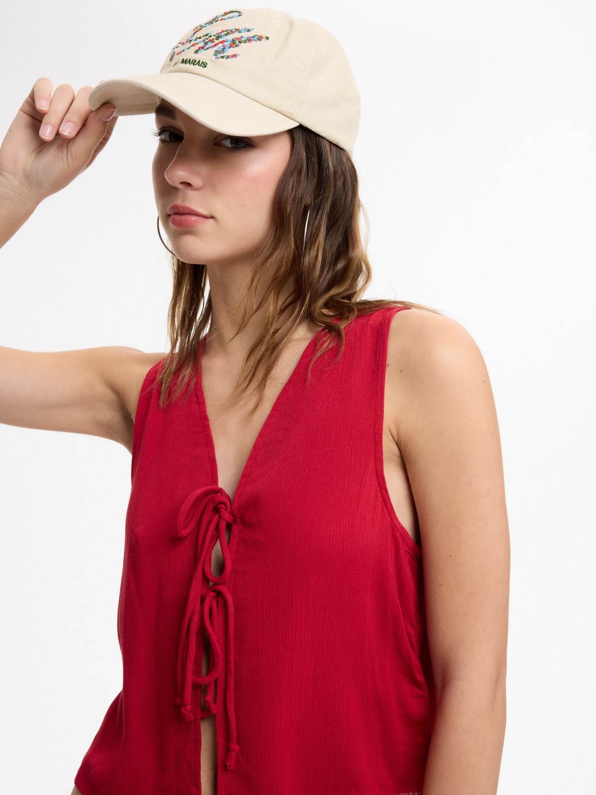 Blusa bambula con lazos carmín vista detalle