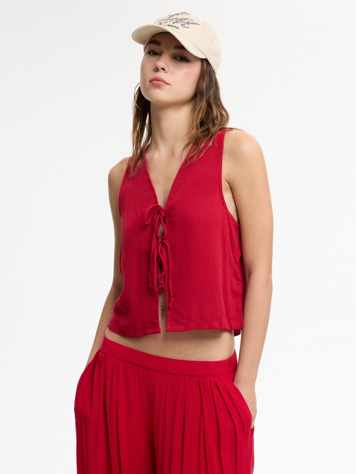 Blusa bambula con lazos carmín vista detalle