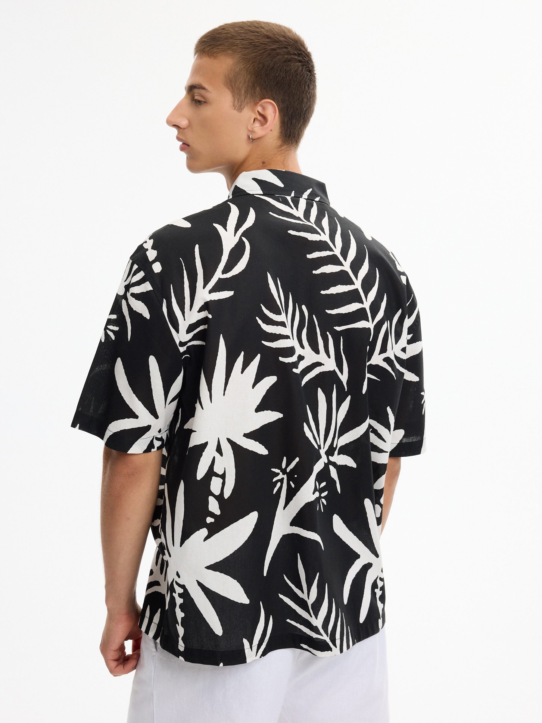 Camisa oversize flores tropical negro vista media frontal