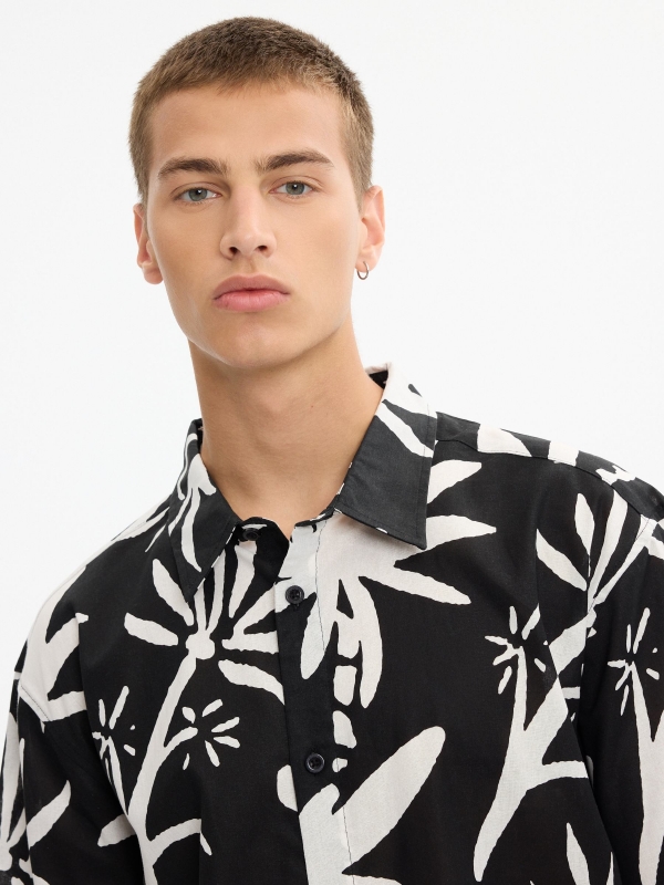 Camisa oversize flores tropical negro vista detalle