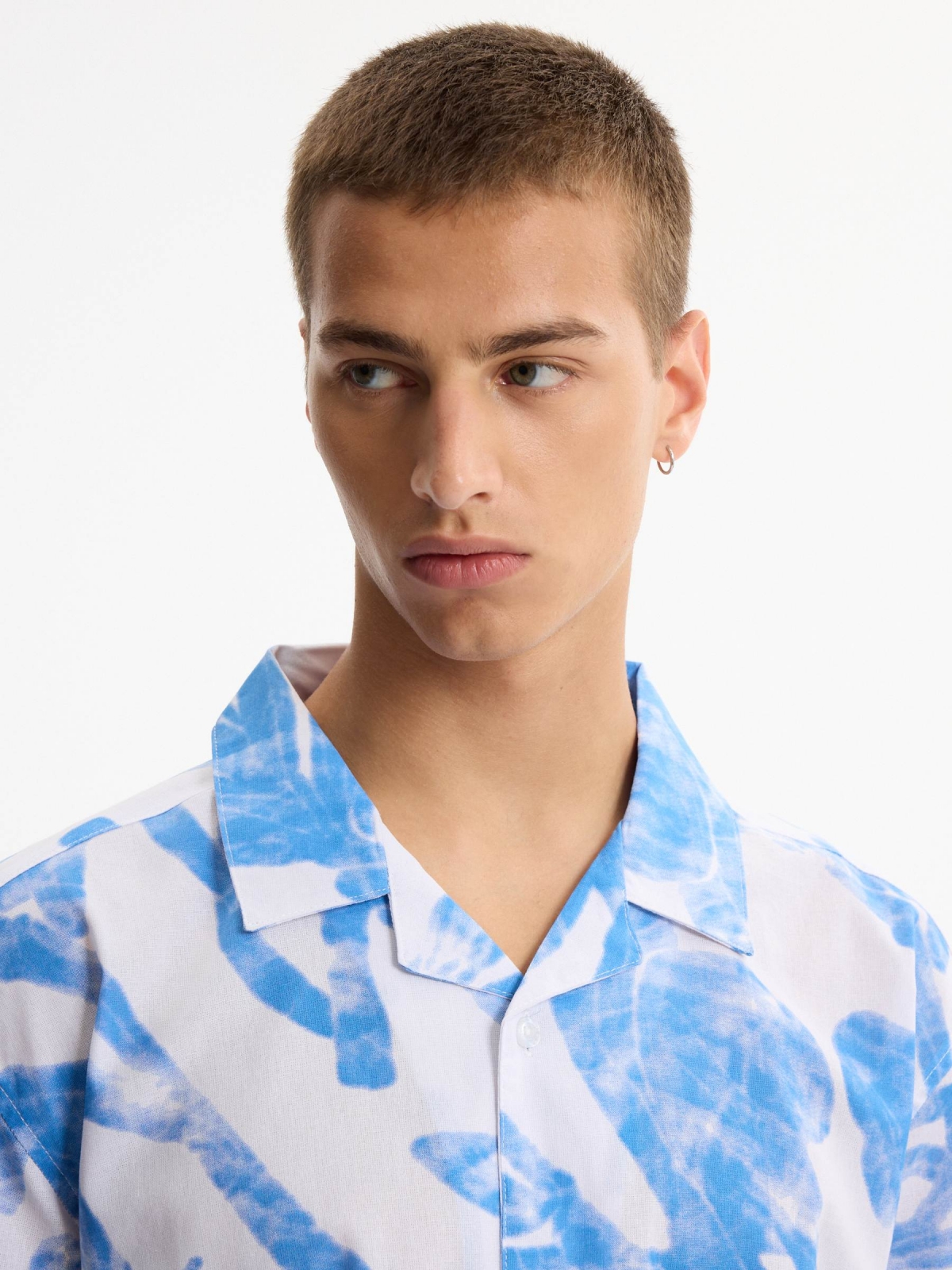 Oversized short-sleeve floral shirt white detail view