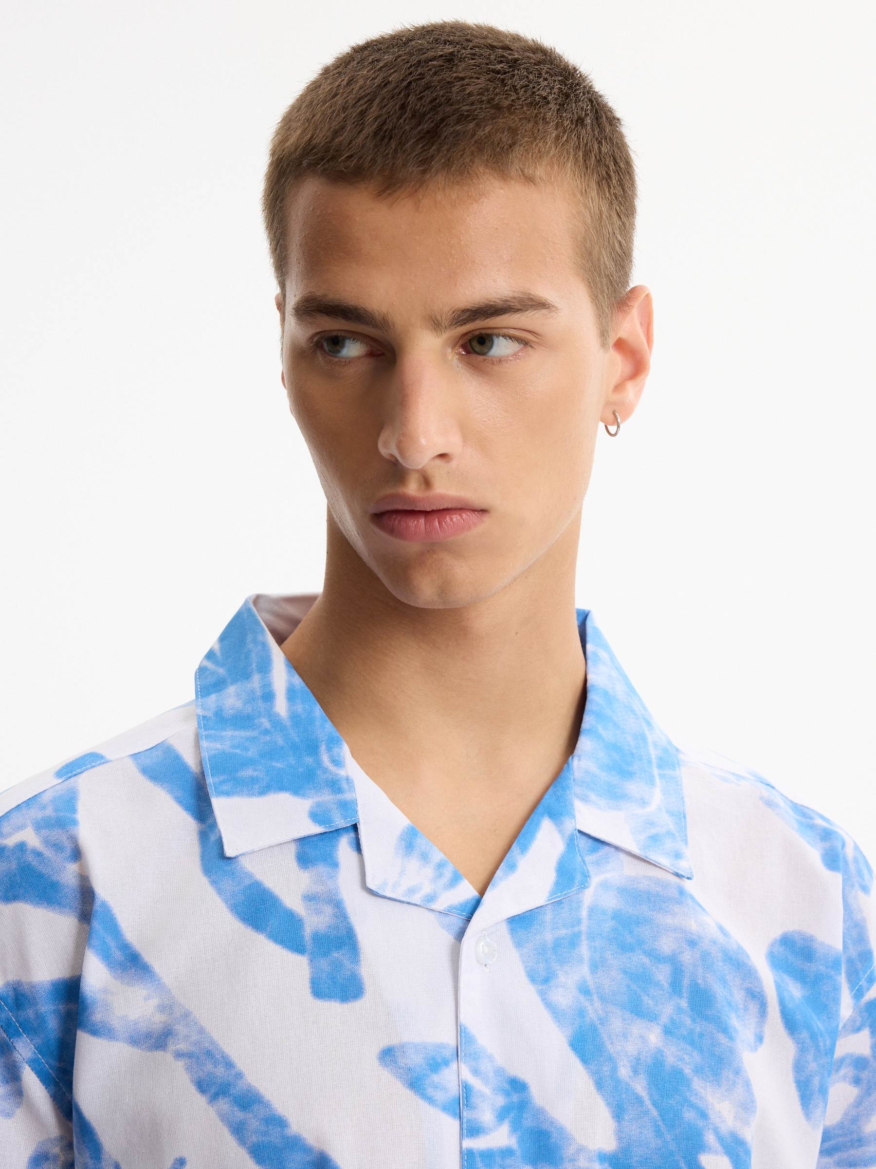 Camisa floral oversize manga corta blanco vista media frontal