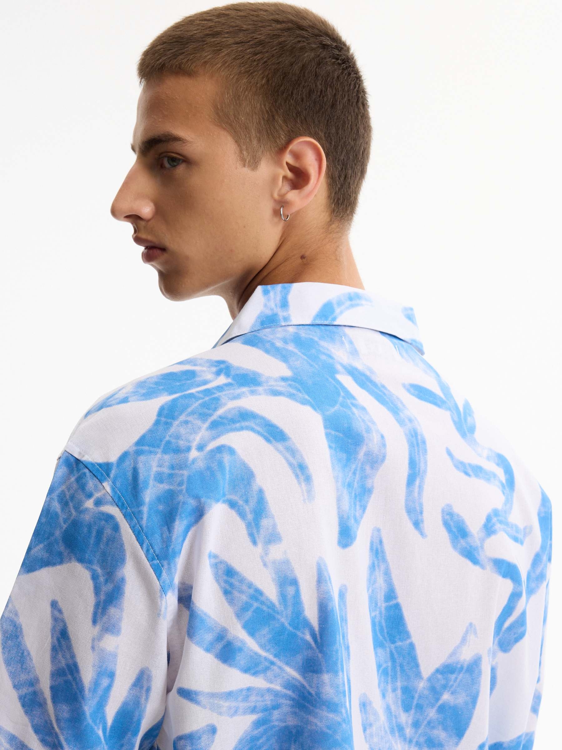 Oversized short-sleeve floral shirt white middle front view
