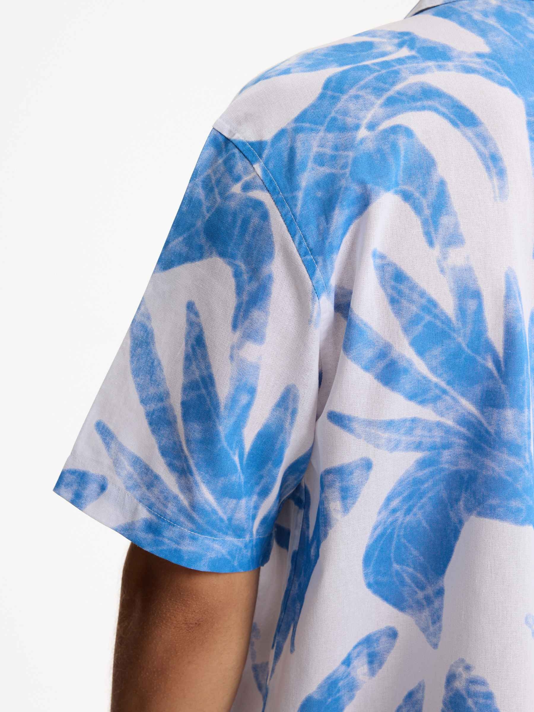 Camisa floral oversize de manga curta branco vista meia frontal