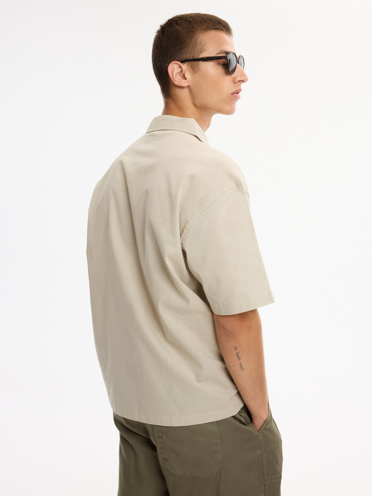 Camisa bordado floral oversize crudo vista media trasera