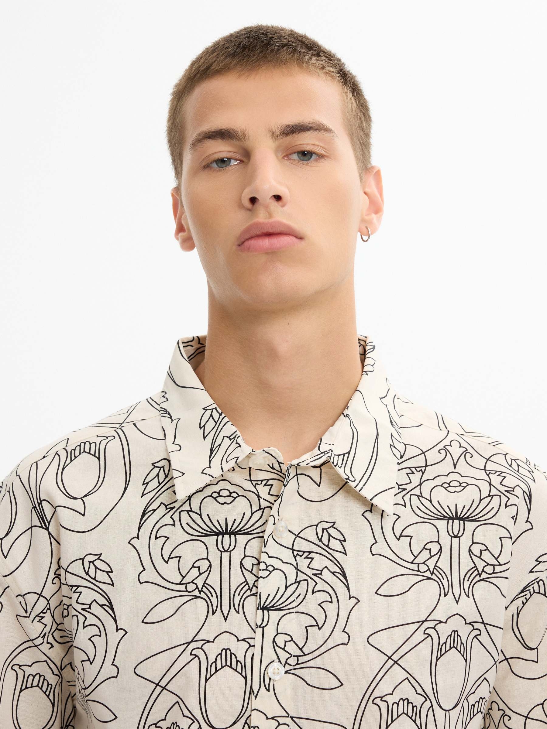 Camisa floral oversize crudo vista media frontal