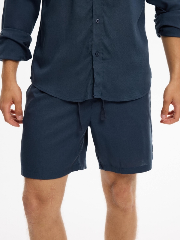 Bermuda jogger lino con cordones azul marino vista media trasera