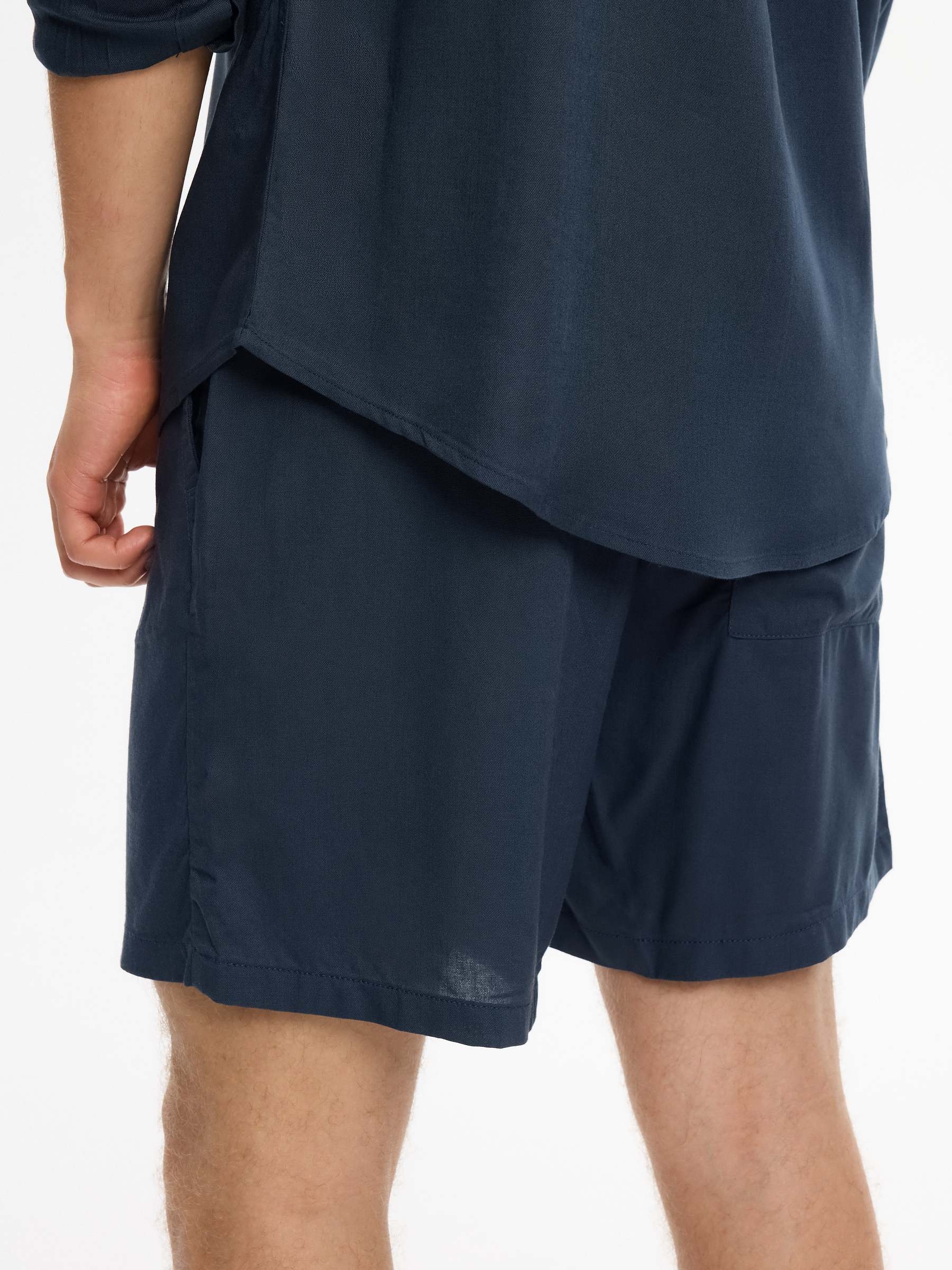 Bermuda jogger lino con cordones azul marino vista media frontal