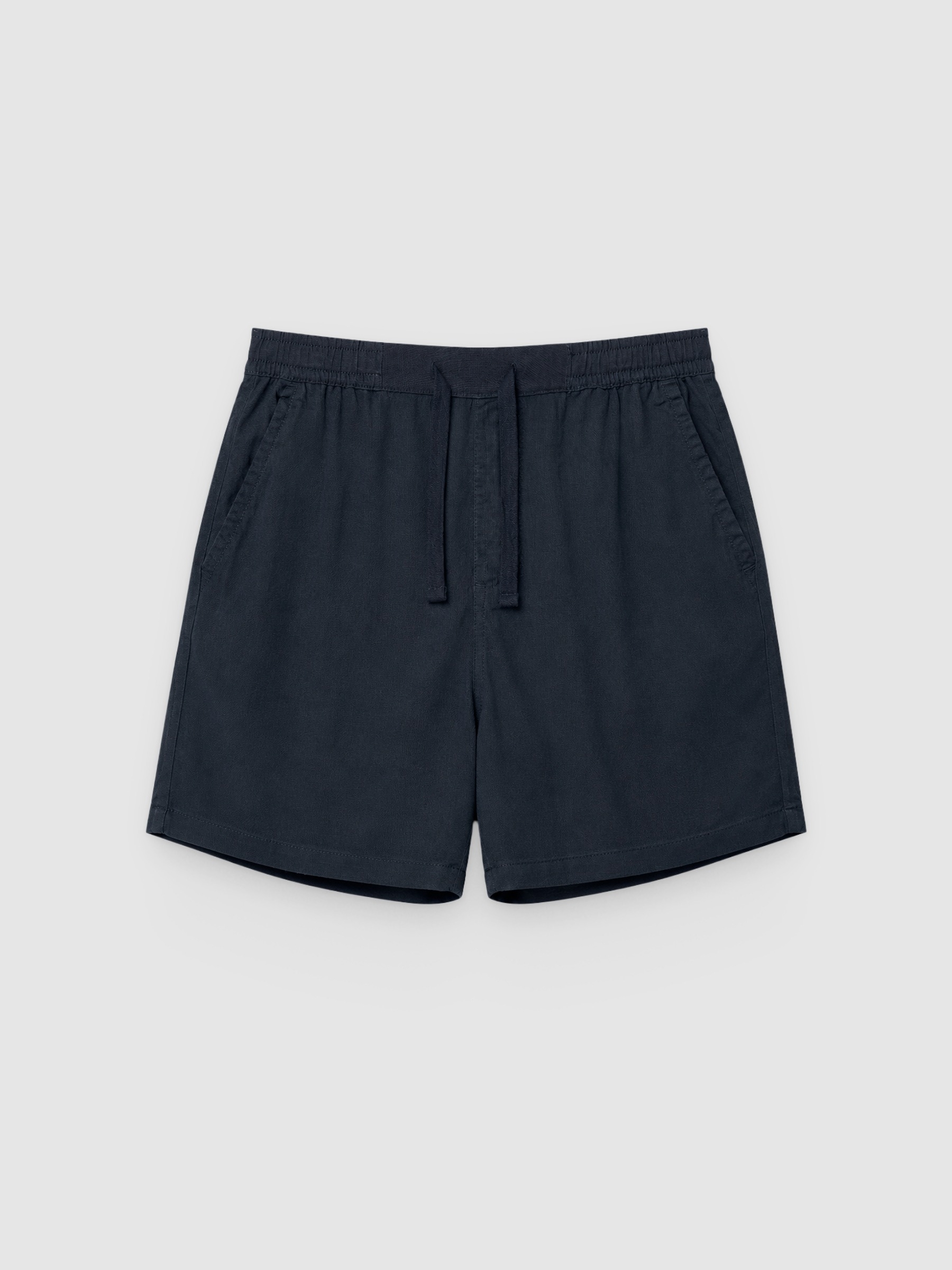 Bermuda jogger de linho com cordões azul marinho vista meia frontal