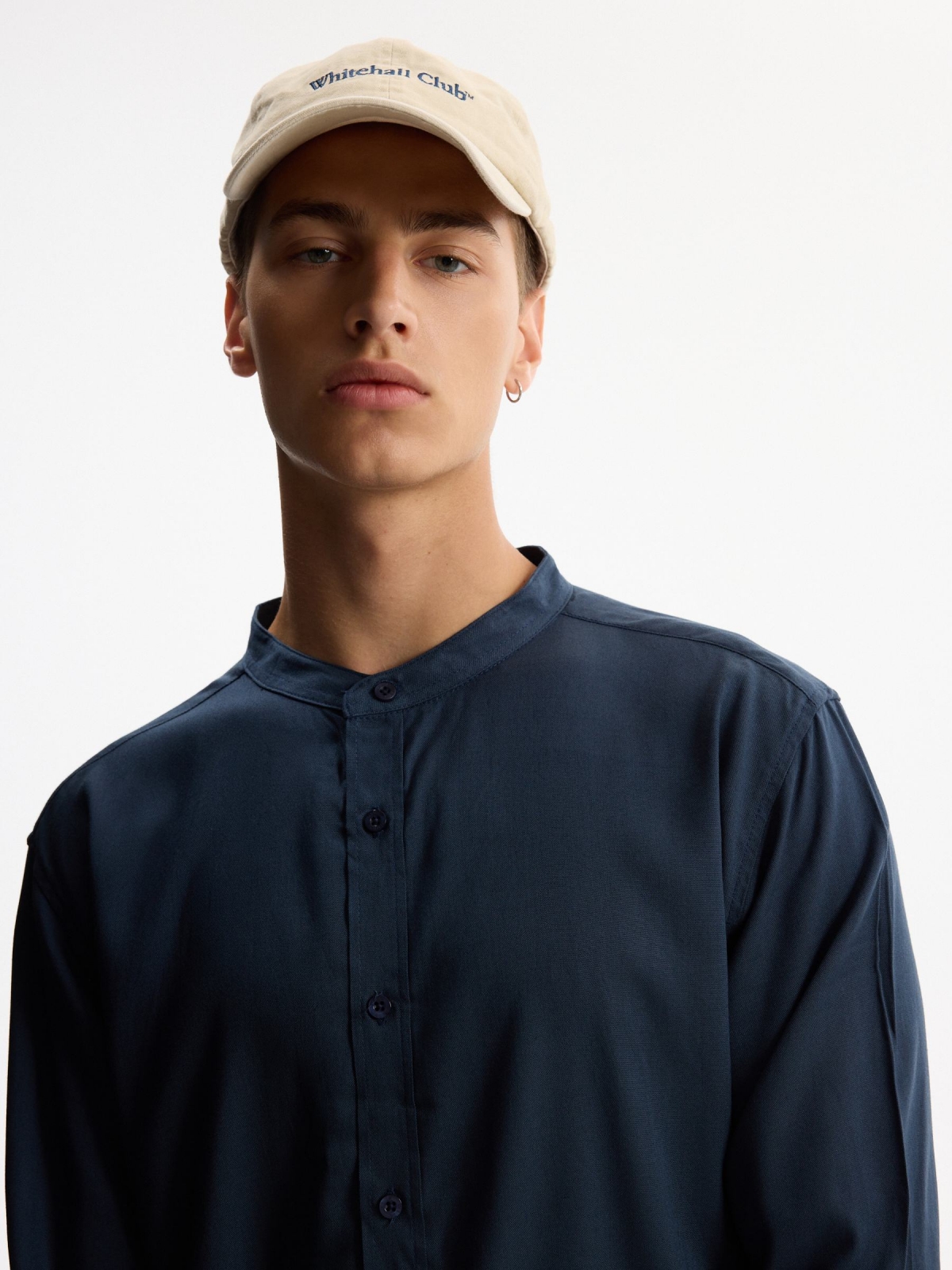 Sobrecamisa de linho gola mandarim azul marinho vista detalhe