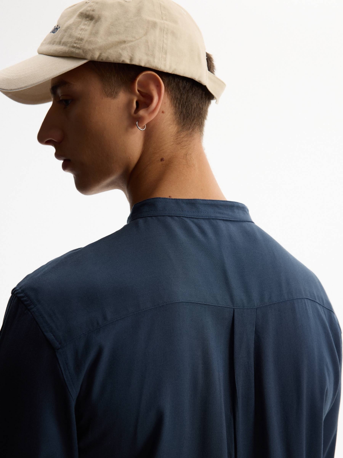 Sobrecamisa lino cuello mao azul marino vista detalle