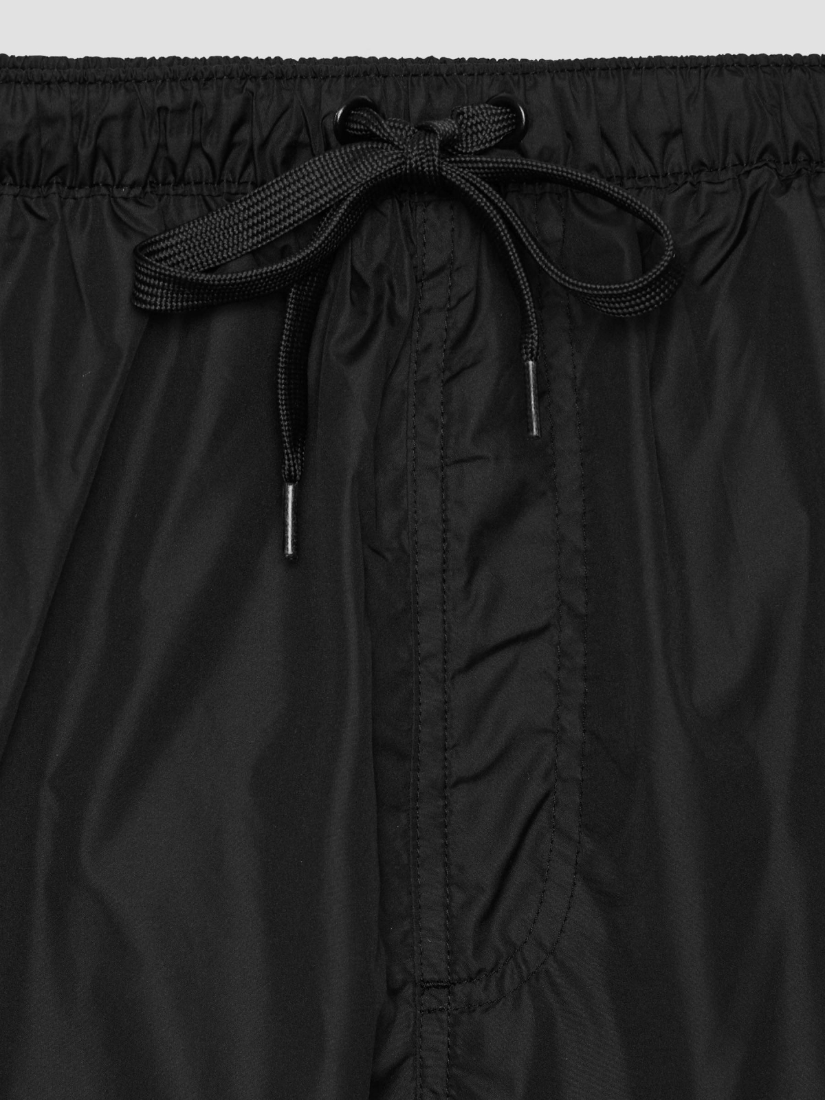 Bañador corto liso negro vista detalle