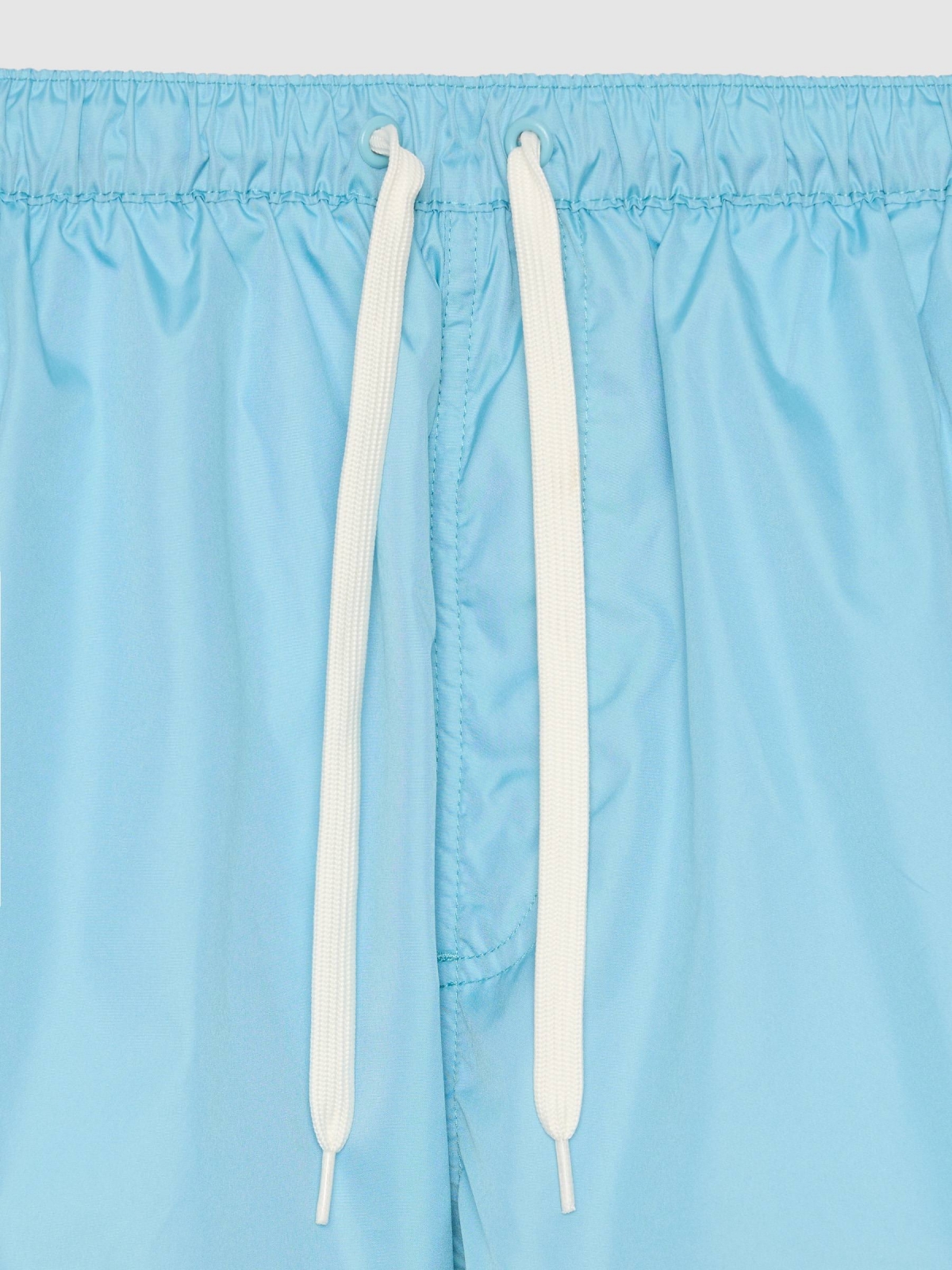 Bañador corto liso azul vista detalle