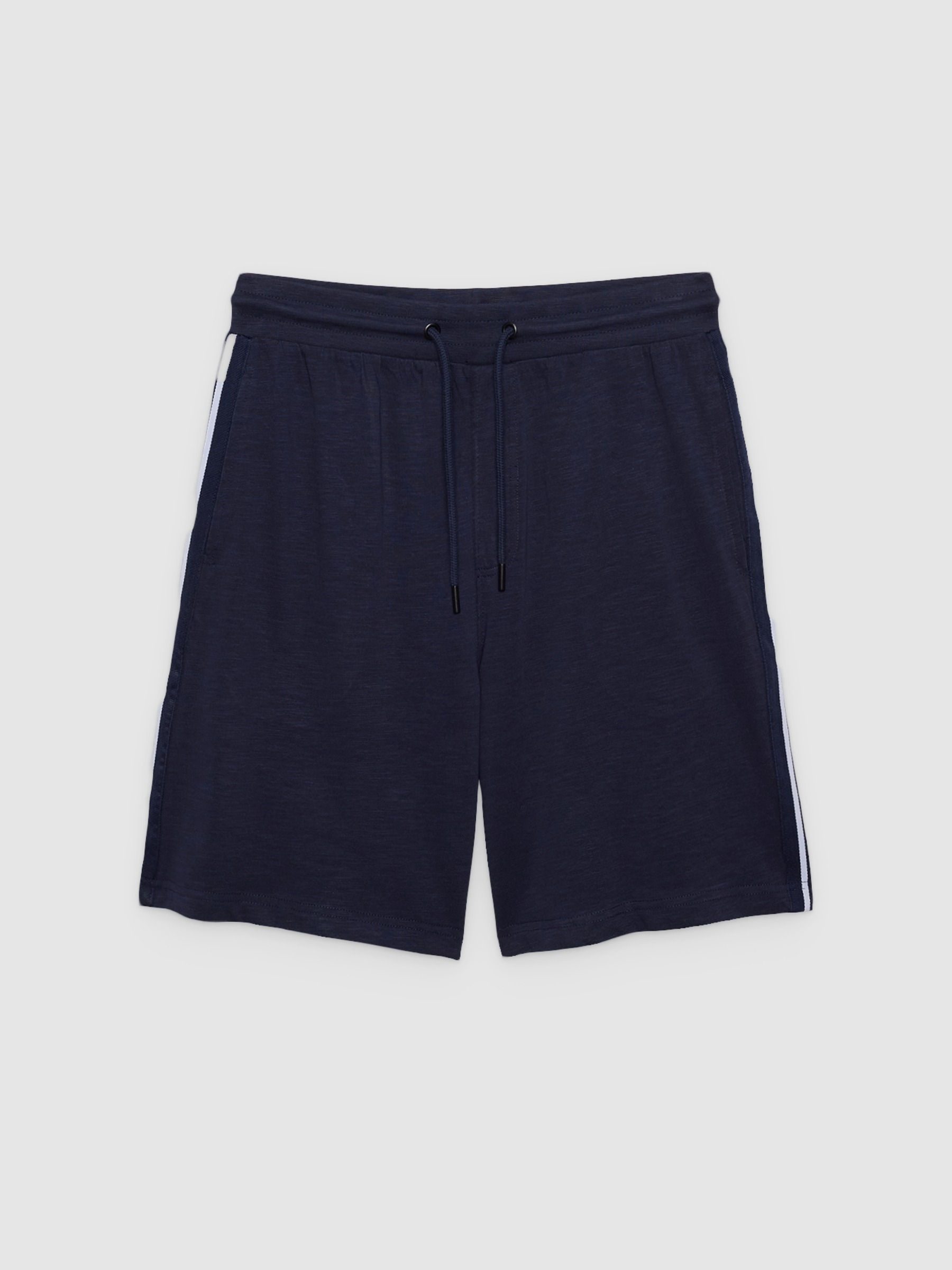 Bermuda jogger com bandas laterais azul marinho vista meia frontal