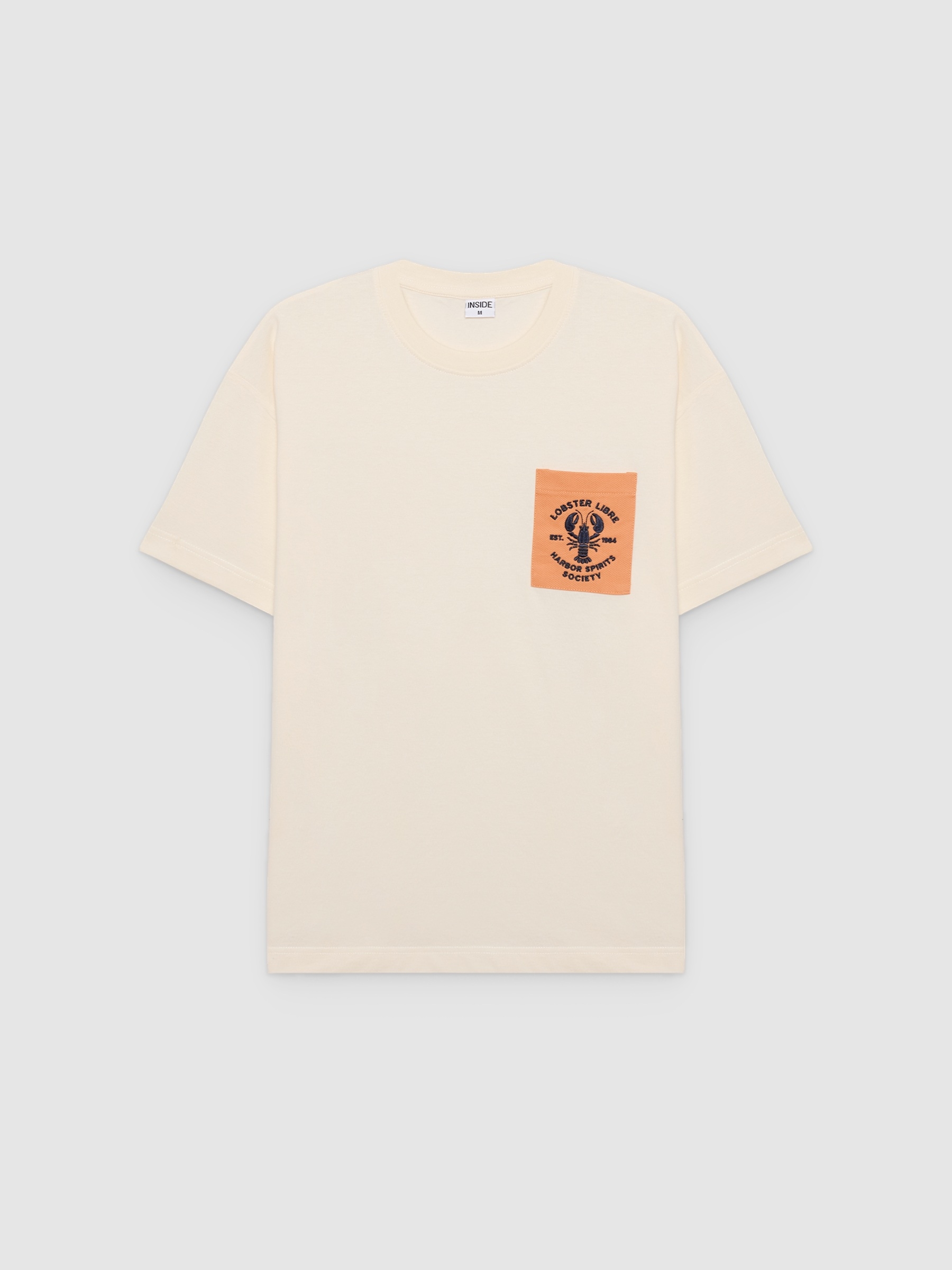 Camiseta com bolso estampado crua vista meia frontal