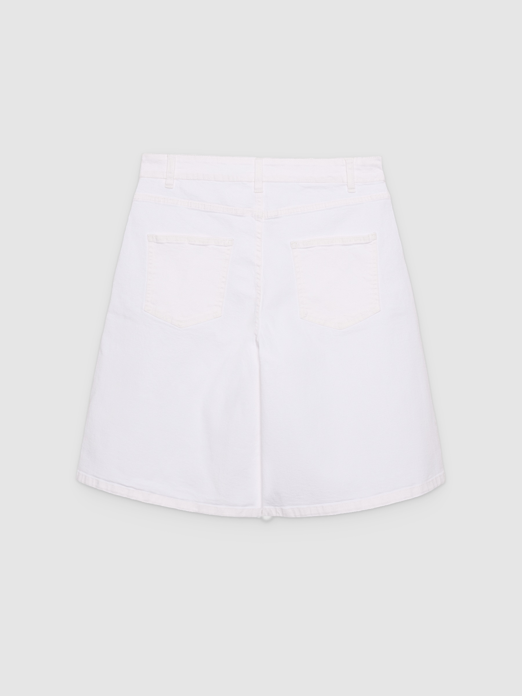 Bermuda fluida de cintura alta com pregas branco vista meia frontal