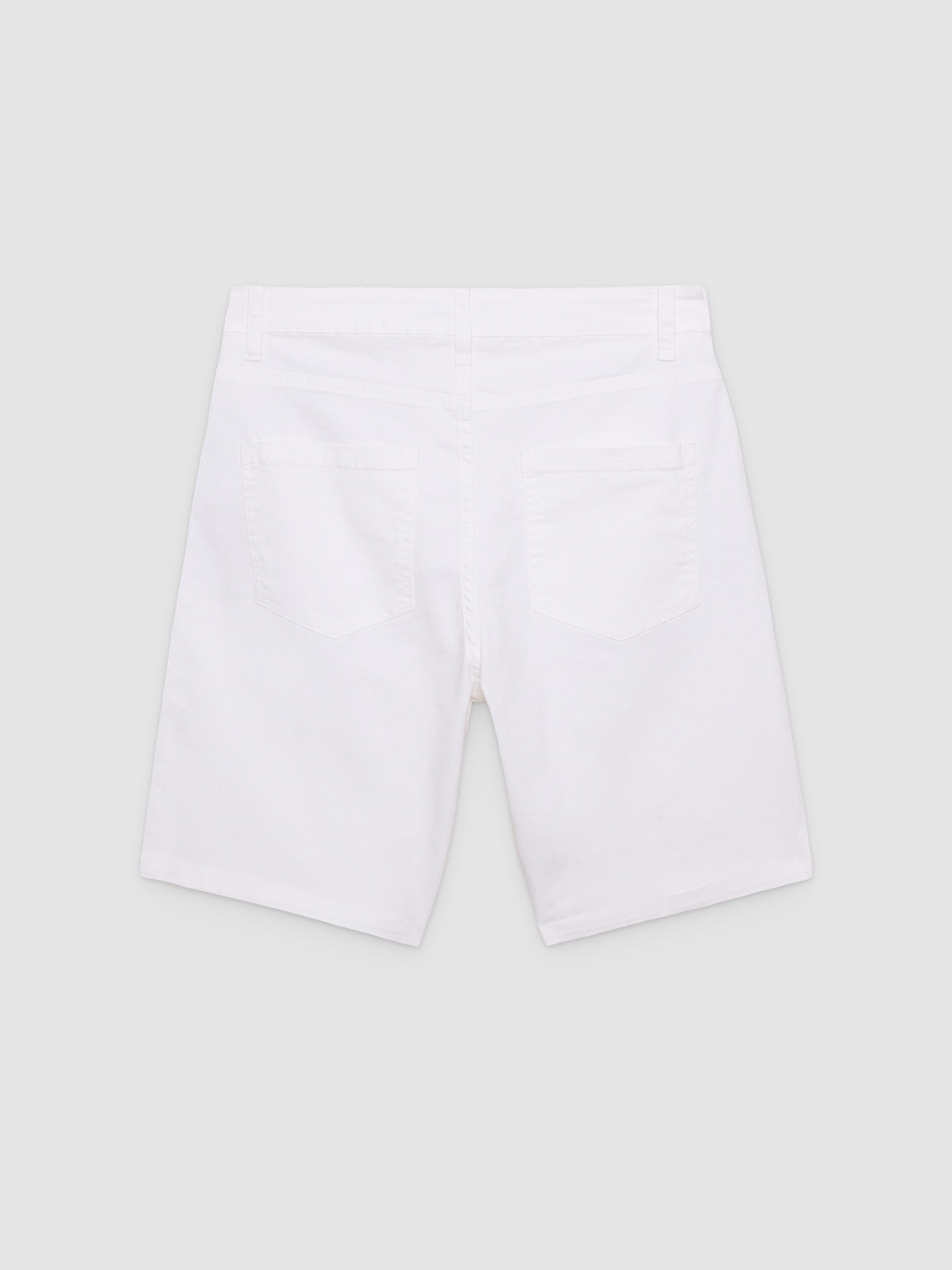 Bermuda baggy sarga blanco vista media frontal
