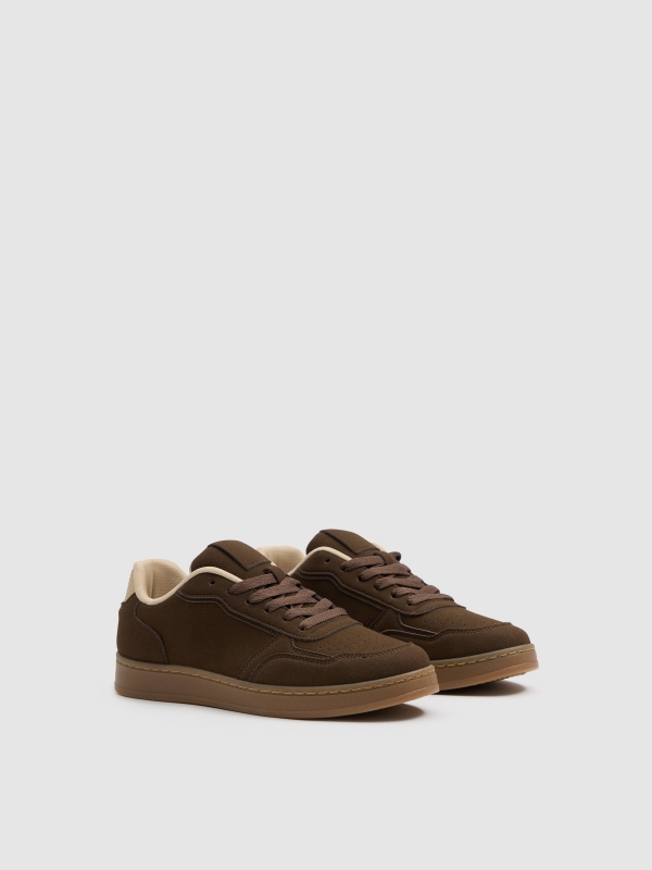 Deportiva baja suela goma marrón oscuro vista frontal 45º
