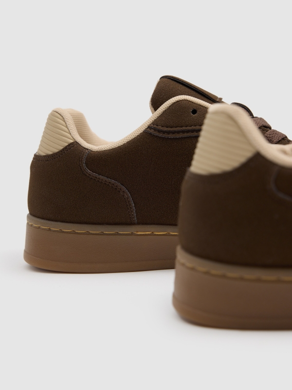 Deportiva baja suela goma marrón oscuro vista detalle