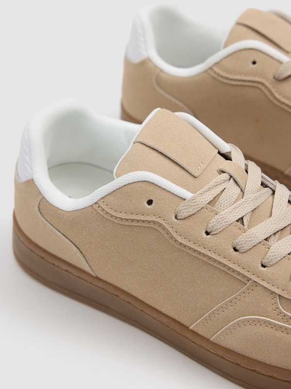 Low-top sports shoe with leather effect beige detail view