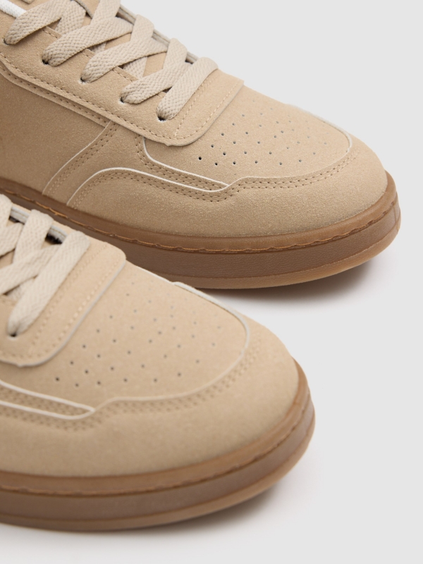 Deportiva baja efecto piel beige vista detalle